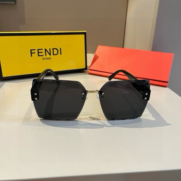 FENDI FF Logo Oversize Sunglasses - Picture 3 of 9